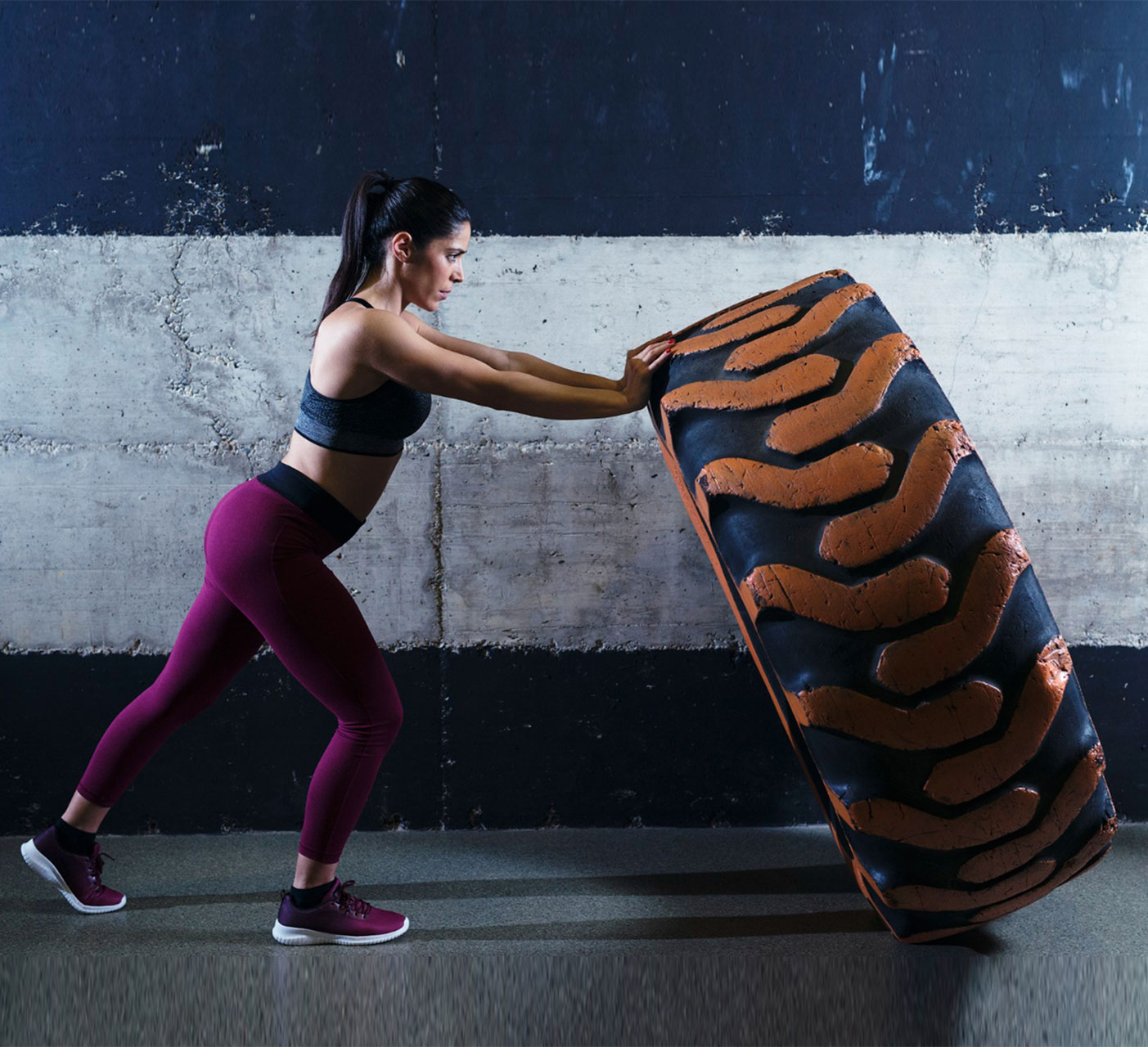 woman crossfit tyre exercise